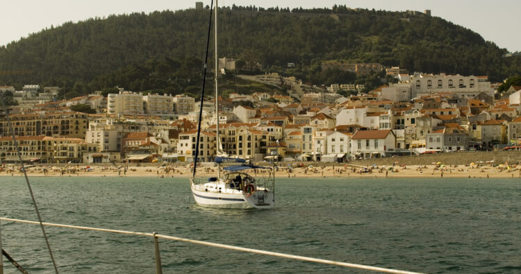 Barco numa praia de Sesimbra, região central de Portugal