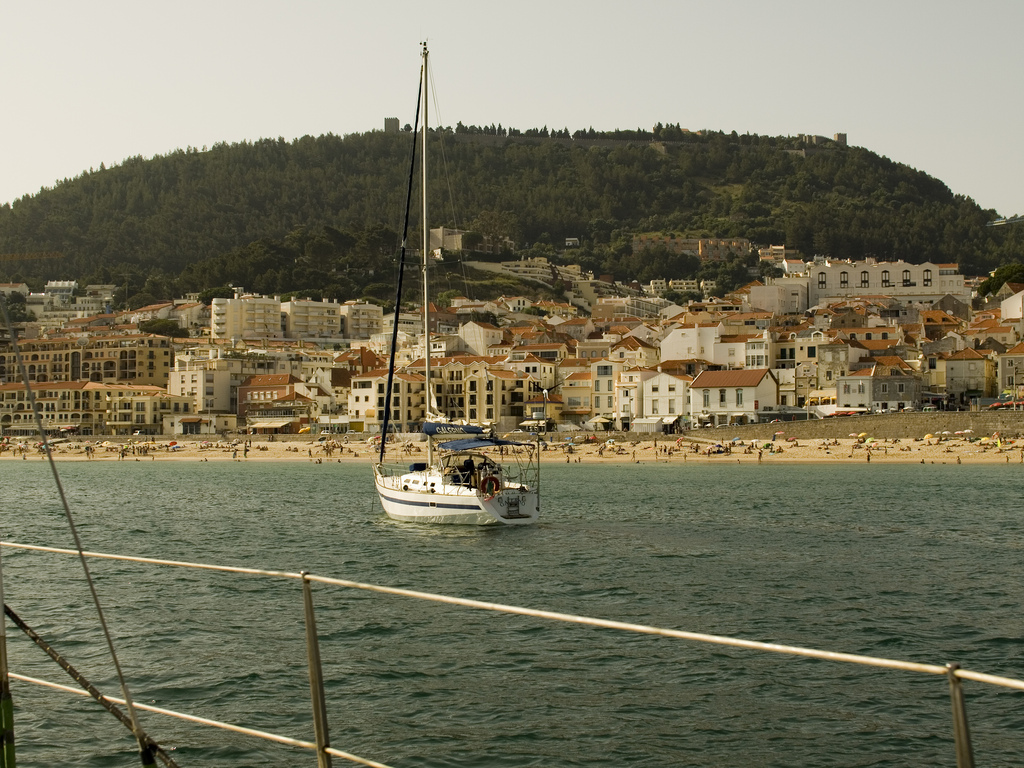 Barco numa praia de Sesimbra, região central de Portugal
