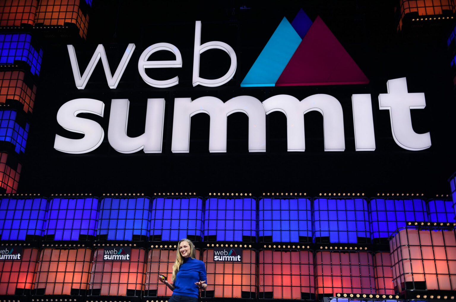 Mila Suharev, CO-CEO da CASAFARI, falando sobre a empresa no palco principal do Web Summit 2021