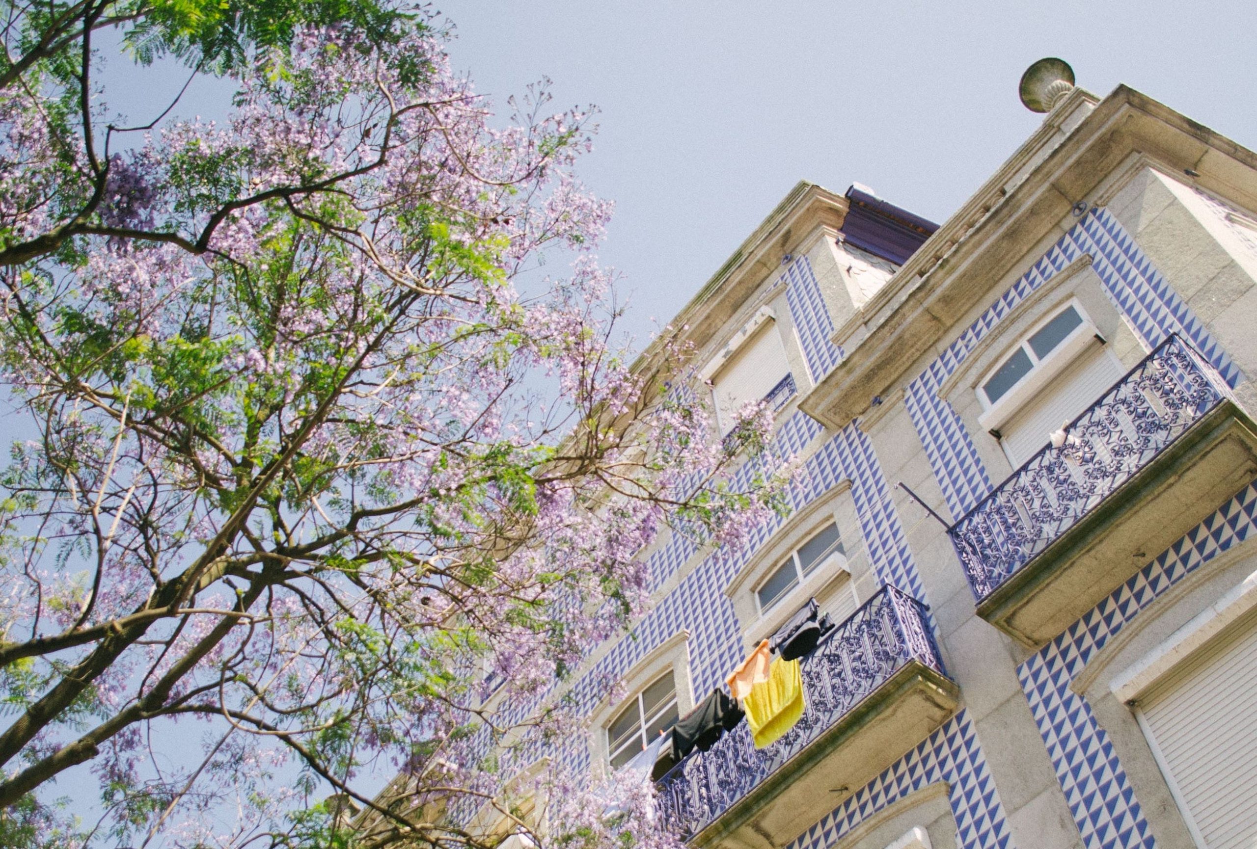 Apartamento em um prédio com a fachada cheia de azulejos em Portugal