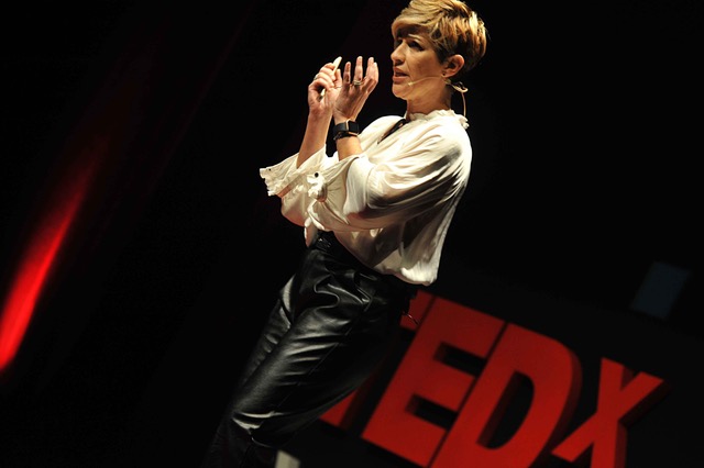 Carla Carvalho Dias a un TEDx Parla con l'argomento: "vale la pena pagare per la formazione del servizio clienti?"