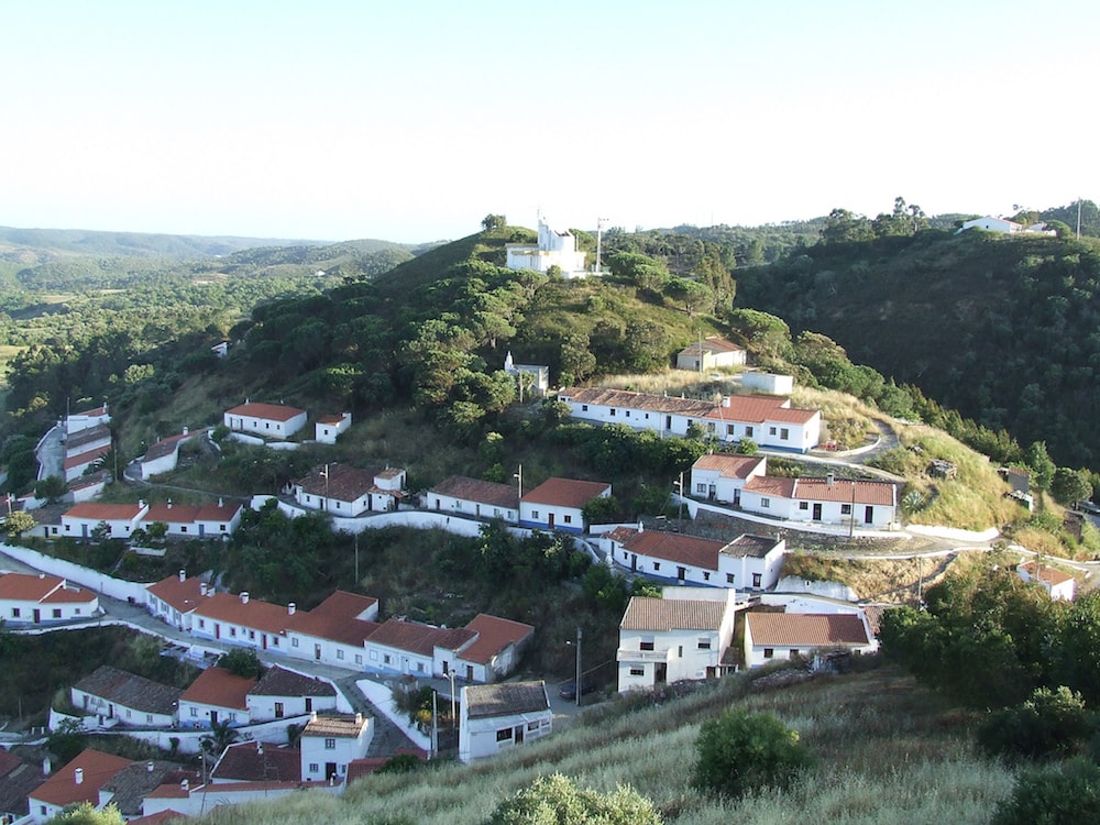 Morro com casas em Aljezur, Algarve, Portugal