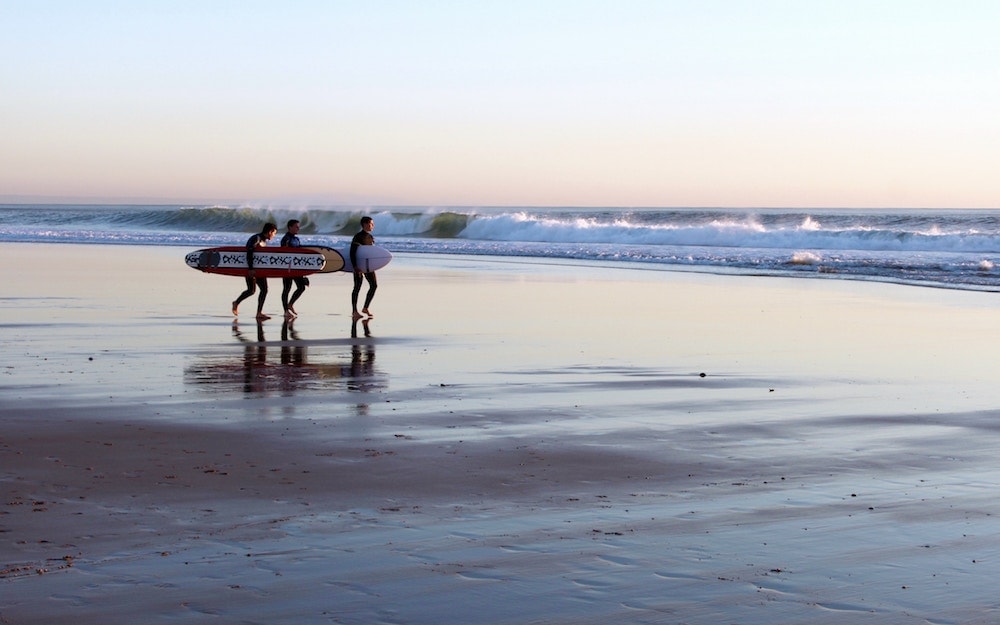 Surfistas na praia em Póvoa de Varzim, norte de Portugal