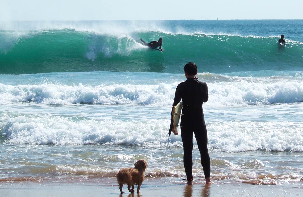 Surfistas na praia em Carcavelos, Cascais, Portugal