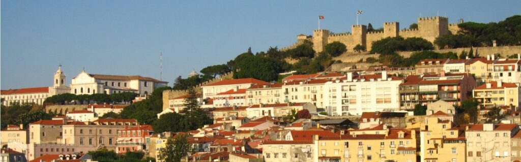 Vista para o bairro de Alfama, em Lisboa, Portugal