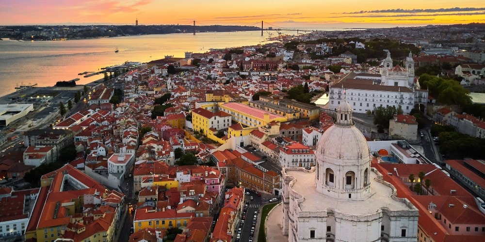 Bairro de Alfama, em Lisboa, Portugal, visto de cima.