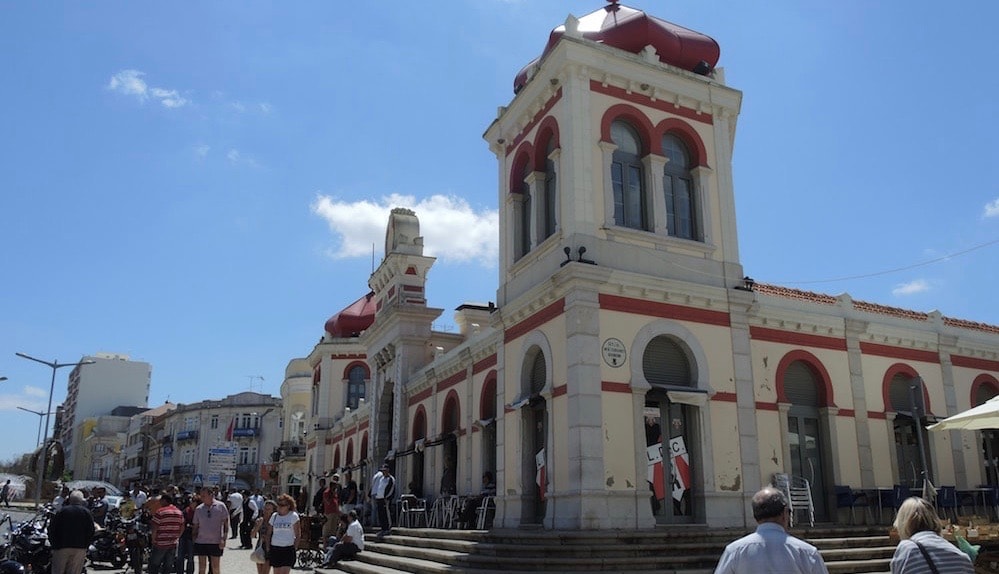 As ruas cheias de vida de Loulé, Algarve, Portugal