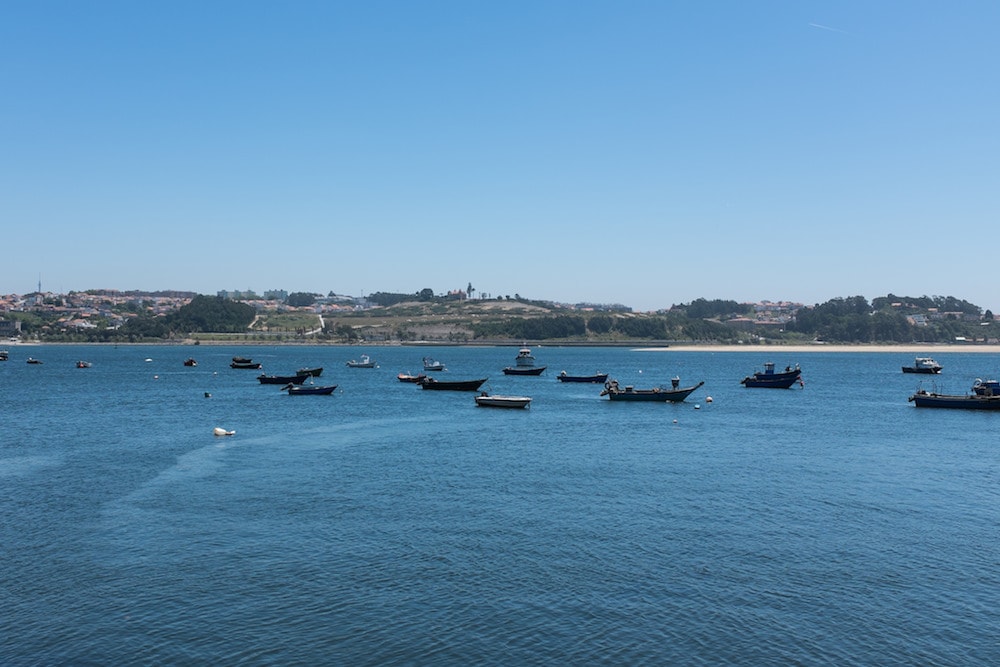 barcos no mar de Matosinhos, norte de Portugal