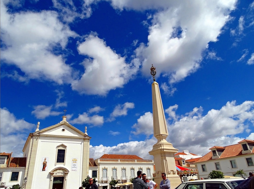 igreja numa praça de Vila Real de Santo António, Algarve, Portugal