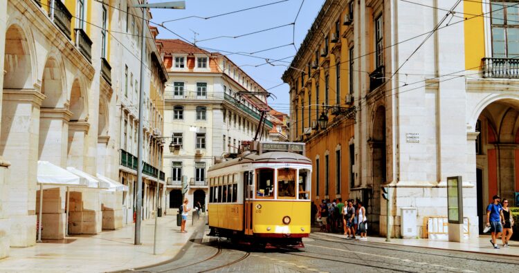 Elétrico no centro da cidade de Lisboa