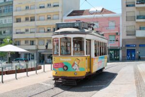 Elétrico 24 em Campolide, Lisboa