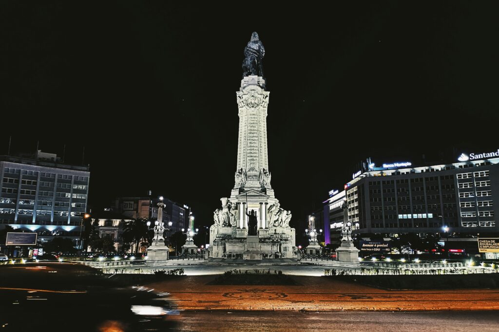 Estátua do Marquês de Pombal à noite