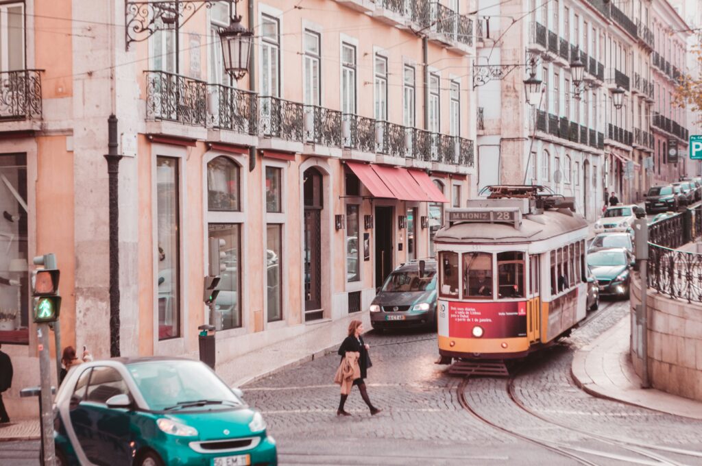 Elétrico 28 no Largo do Chiado