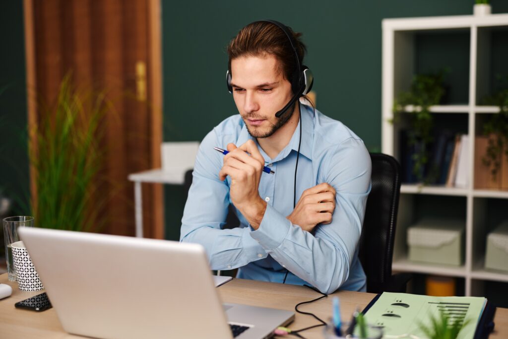 A automatização da comunicação com os clientes faz parte do que um software de automatização de fluxos de trabalho pode oferecer a um profissional do setor imobiliário